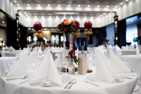 Festlich gedeckter Ballsaal mit Blumendekoration – Embassy Service Vienna