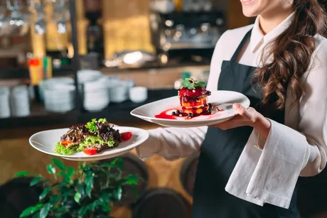 Service – Kellnerin mit Gerichten